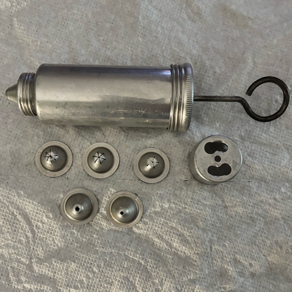 Vintage 1950s Beautiful Cakes Aluminum Cake Decorator With 6 Tips - Picture 4 of 5
